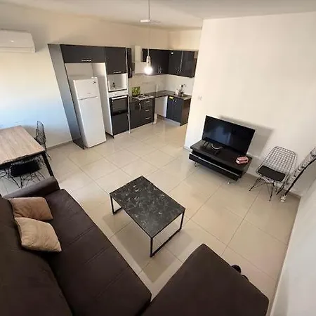 شقة 2 Bedroom Comfy And Calm Flats By Lords Palace And Sea كيرينيا
