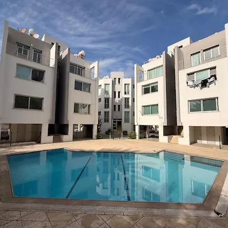 2 Bedroom Comfy And Calm Flats By Lords Palace And Sea كيرينيا