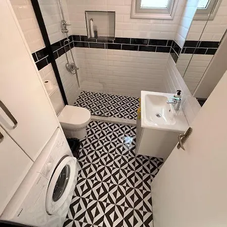شقة 2 Bedroom Comfy And Calm Flats By Lords Palace And Sea