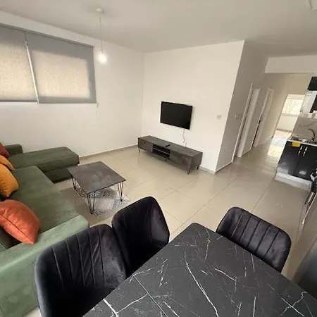 شقة 2 Bedroom Comfy And Calm Flats By Lords Palace And Sea