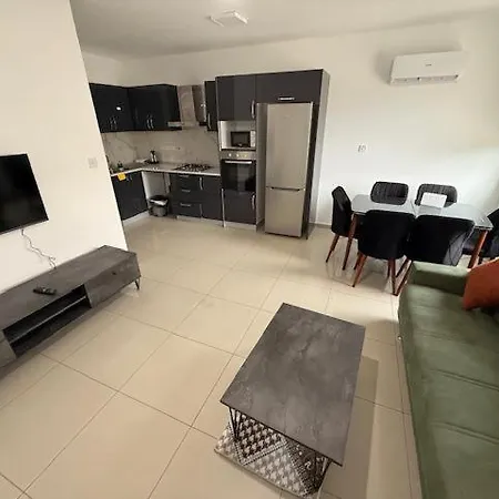 2 Bedroom Comfy And Calm Flats By Lords Palace And Sea كيرينيا