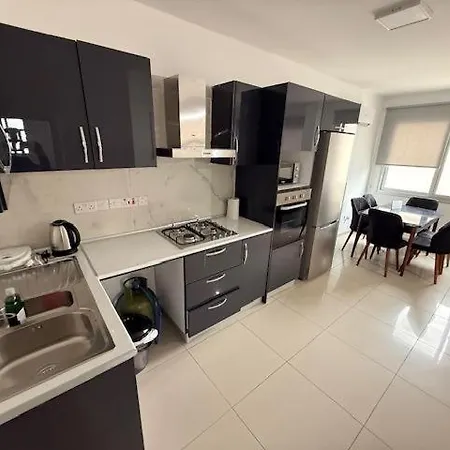 2 Bedroom Comfy And Calm Flats By Lords Palace And Sea شقة *